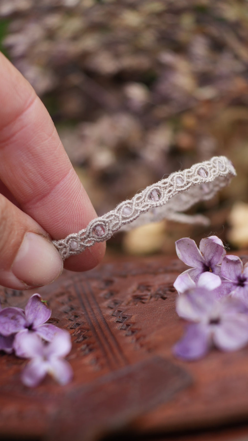Bijou romantique fait main avec quartz rose et perles lumineuses 