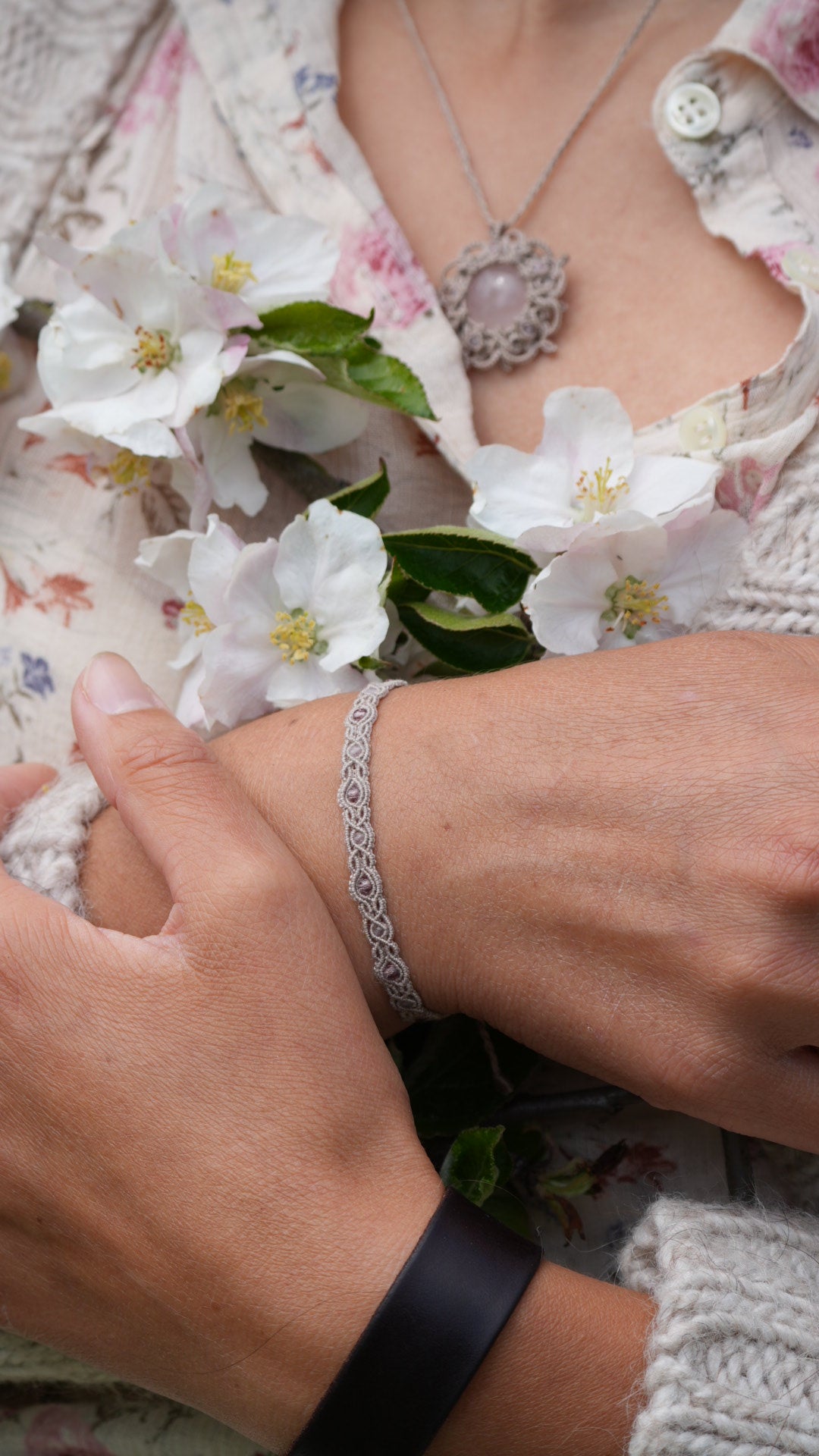 Bracelet artisanal fin et lumineux style cottagecore