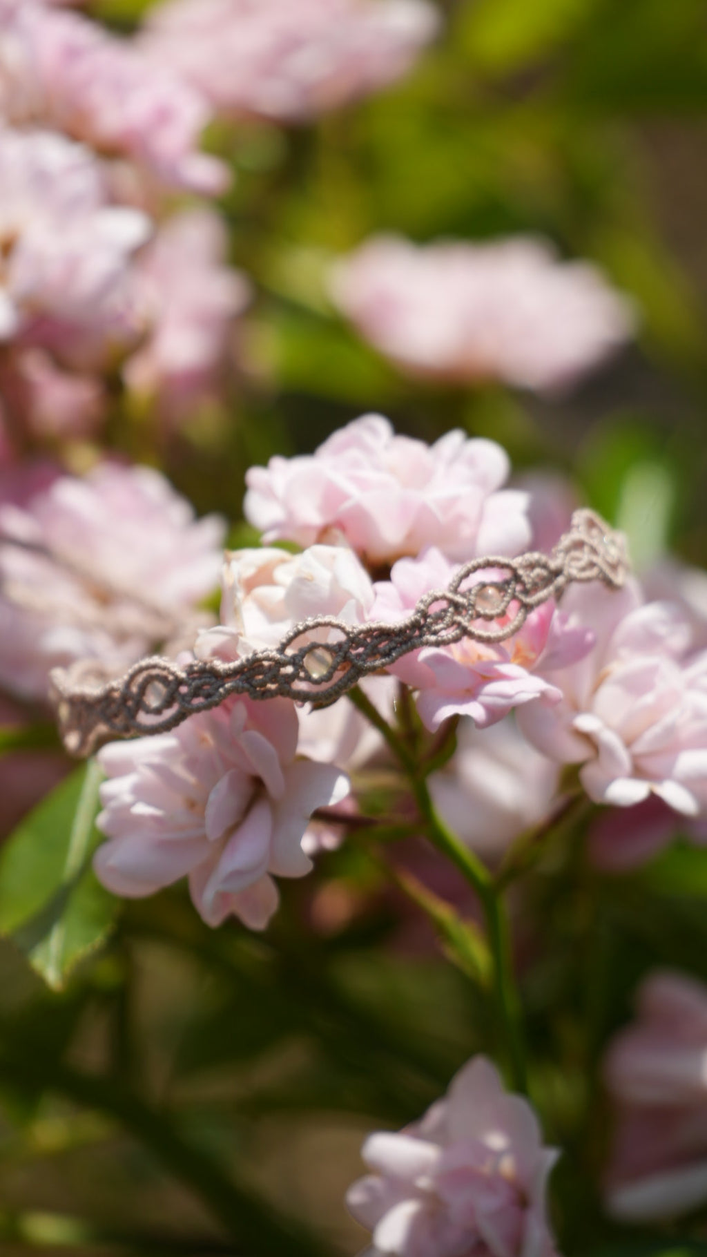 Bracelet elfique discret en coton beige – Coton et Astrance 