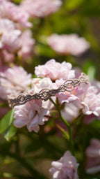 Bracelet elfique discret en coton beige – Coton et Astrance 