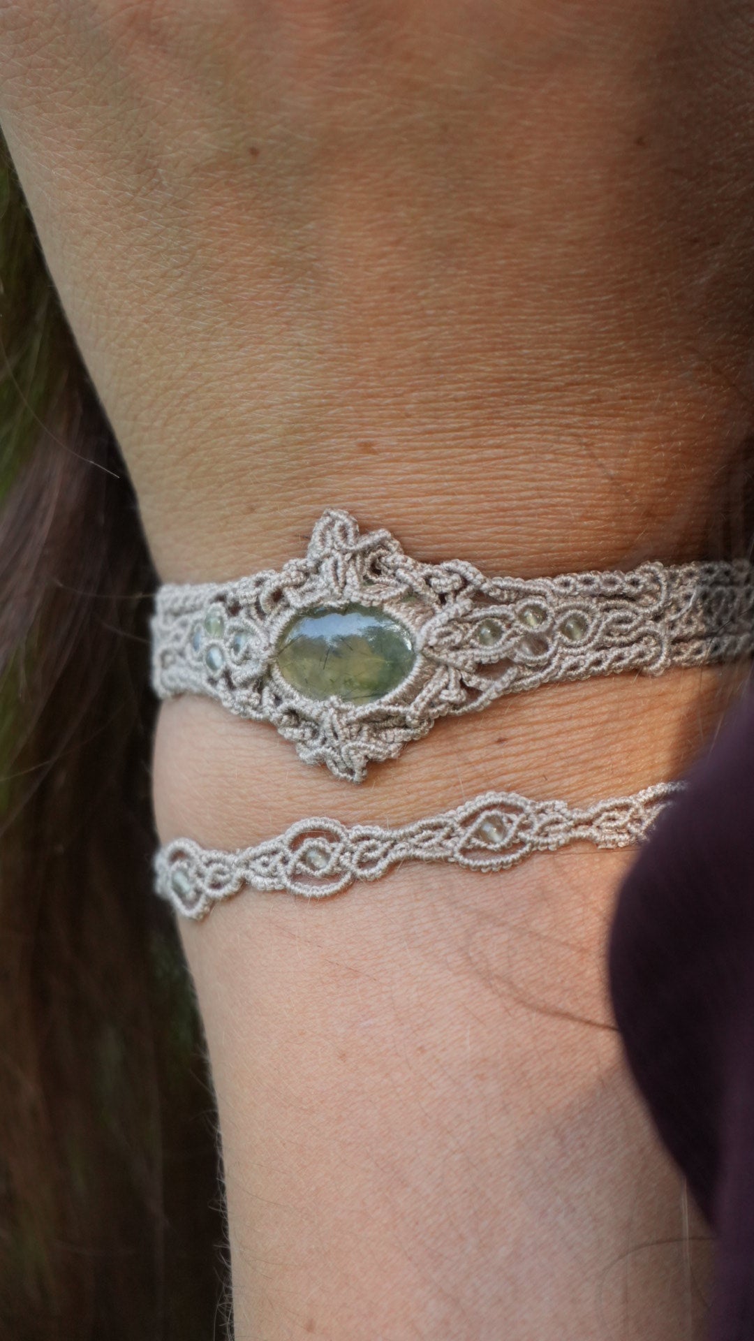 Bracelet minimaliste phrénite micro macramé – Coton et Astrance