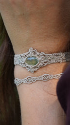 Bracelet minimaliste phrénite micro macramé – Coton et Astrance
