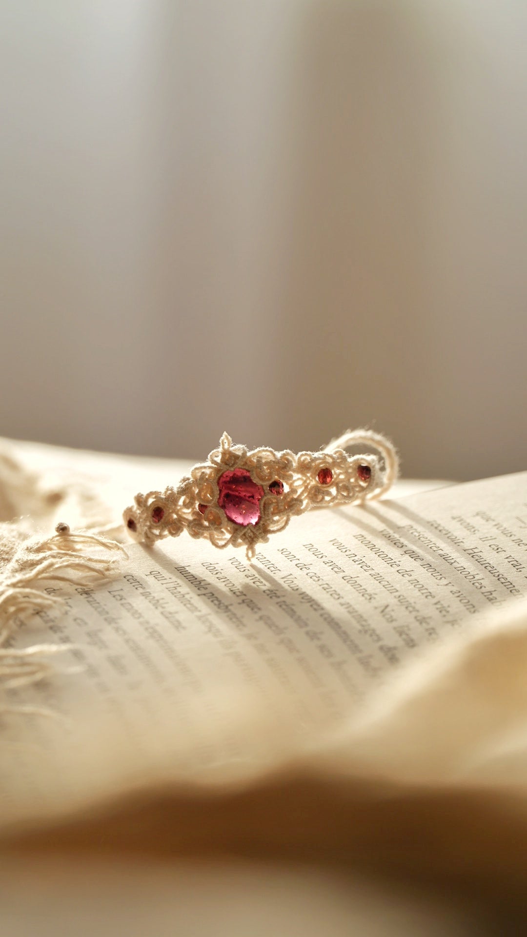 Bracelet elfique avec grenat rouge ovale et perles – Coton et Astrance