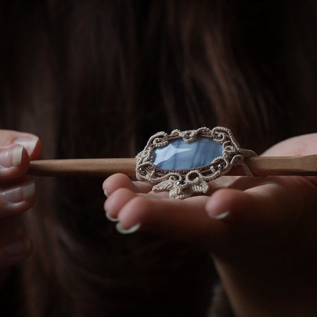 Broche à cheveux opale bleue et bois naturel micro macramé — Coton et Astrance