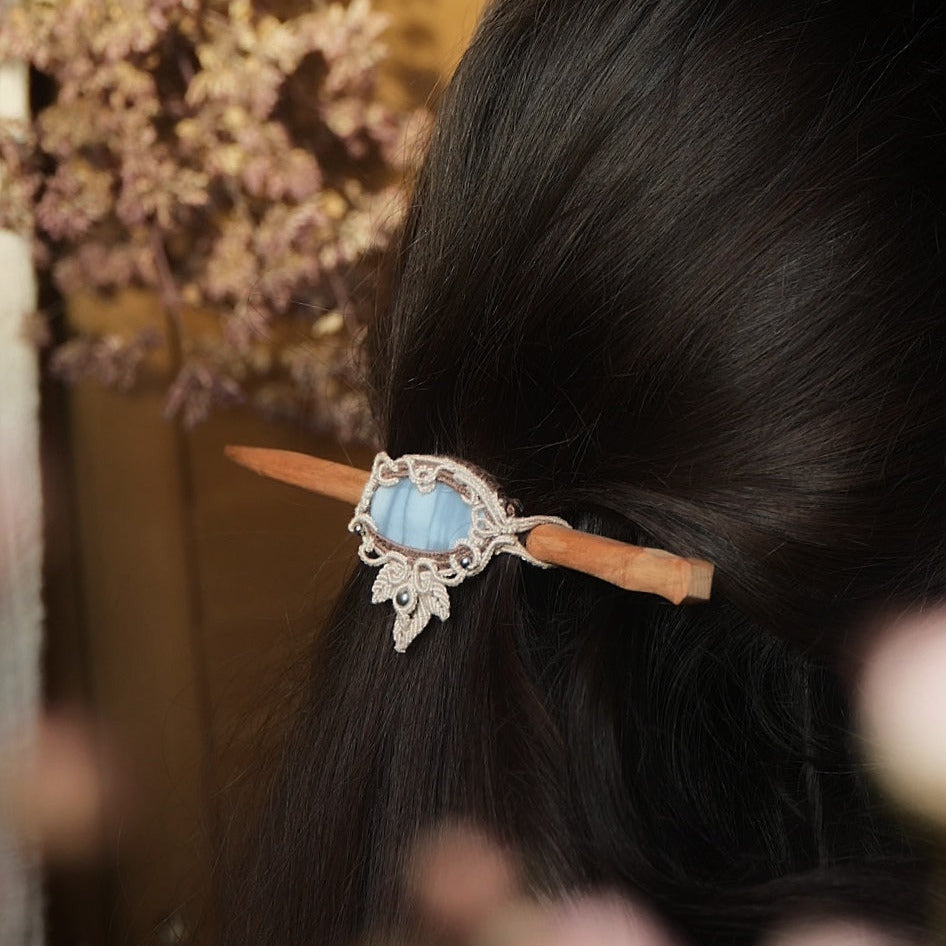 Détail pierre opale bleue et perles argentées sur micro macramé — Coton et Astrance