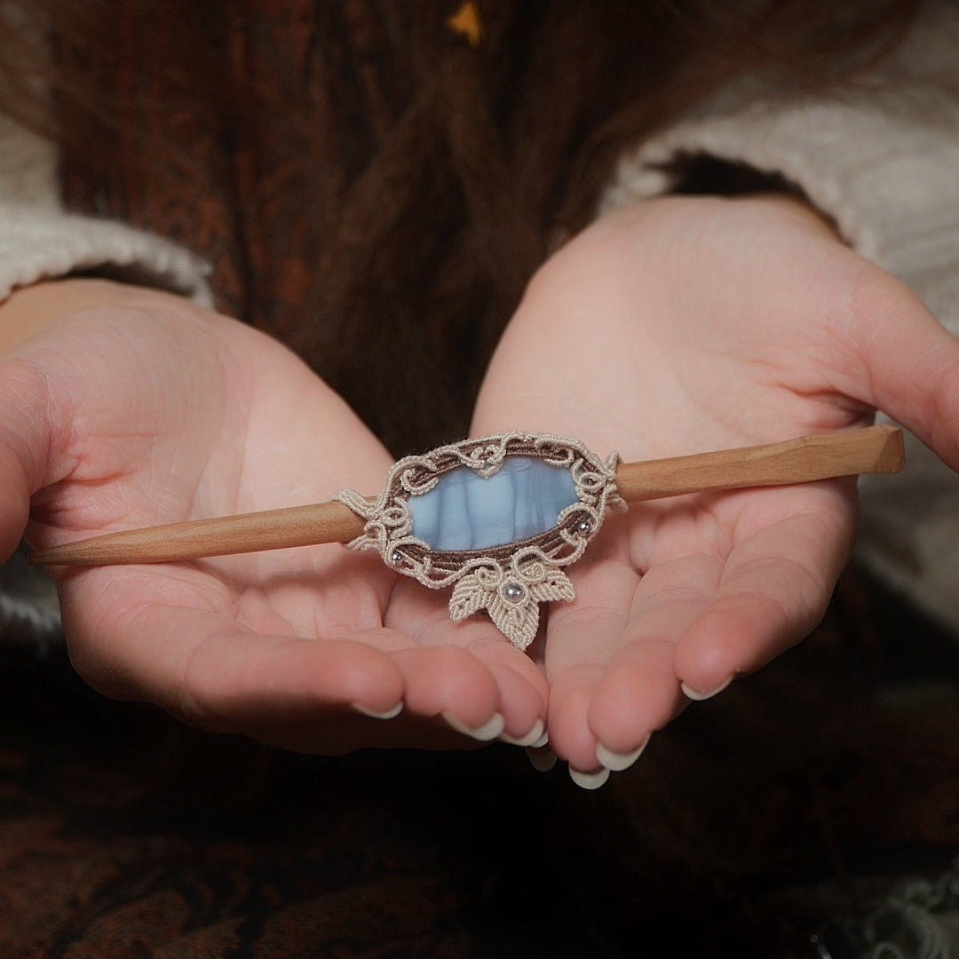 Détail pierre opale bleue et perles argentées sur micro macramé — Coton et Astrance