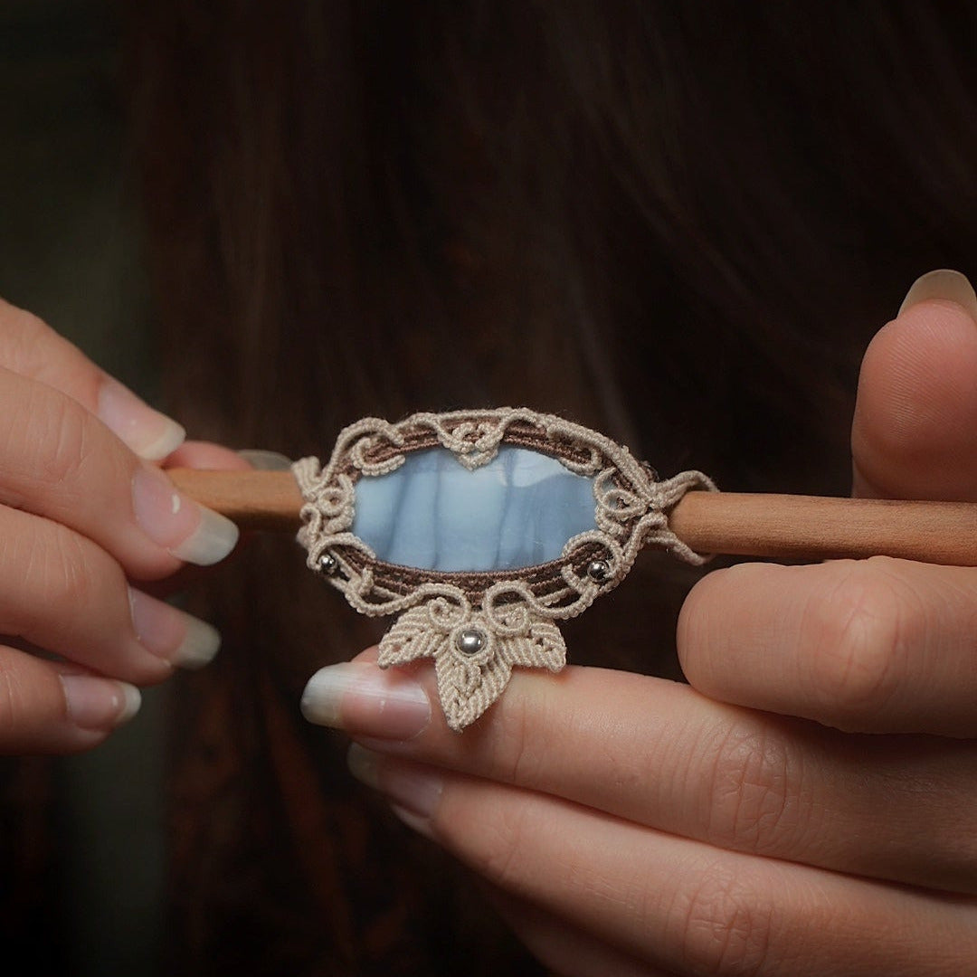 Pic à cheveux en bois naturel et motifs elfique relief — Coton et Astrance