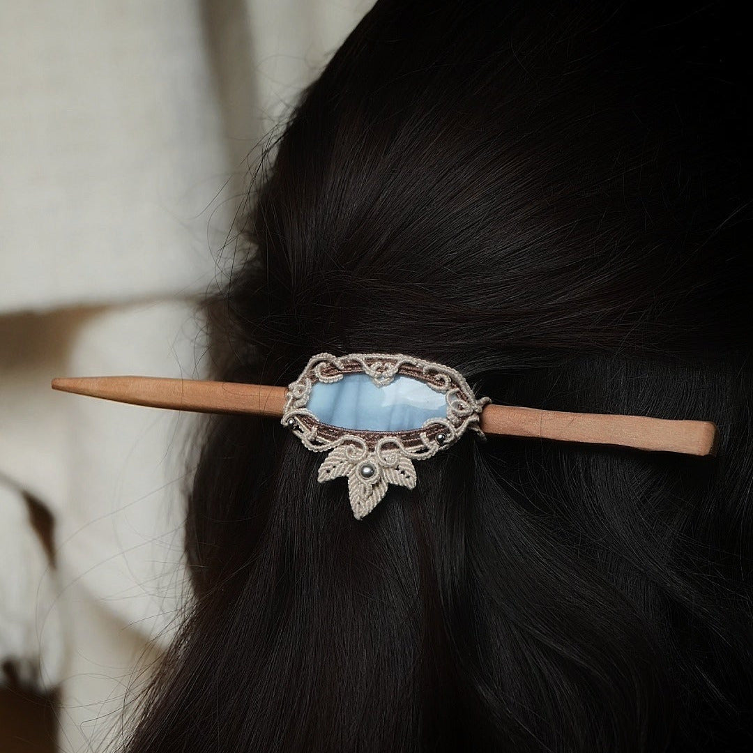 Broche à cheveux opale bleue et bois naturel micro macramé — Coton et Astrance
