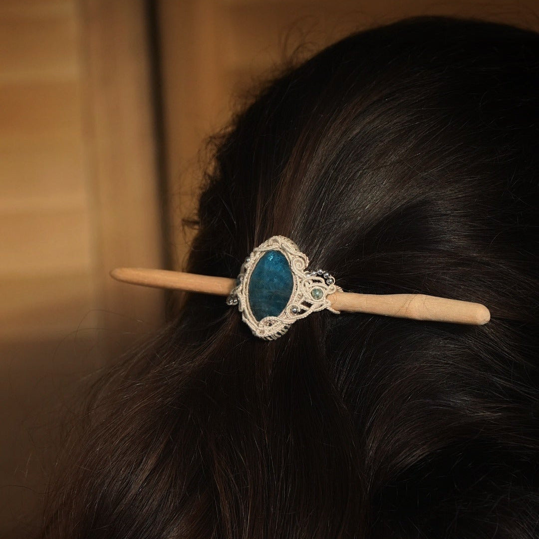 Barrette micro macramé bois et apatite portée dans cheveux longs