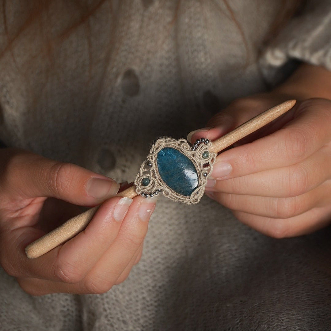 Gros plan sur l’apatite bleue et perles argentées