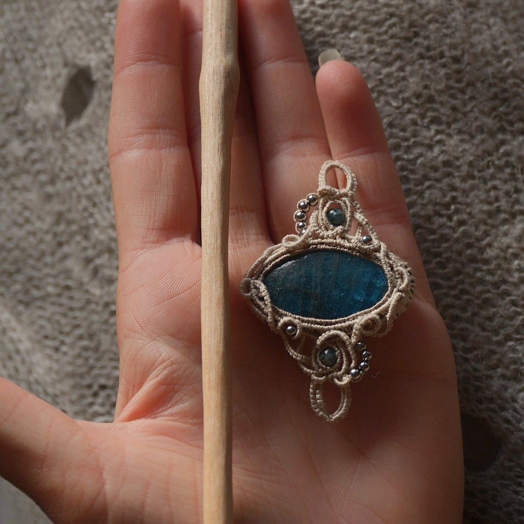 Barrette posée sur un décor naturel ou côtier