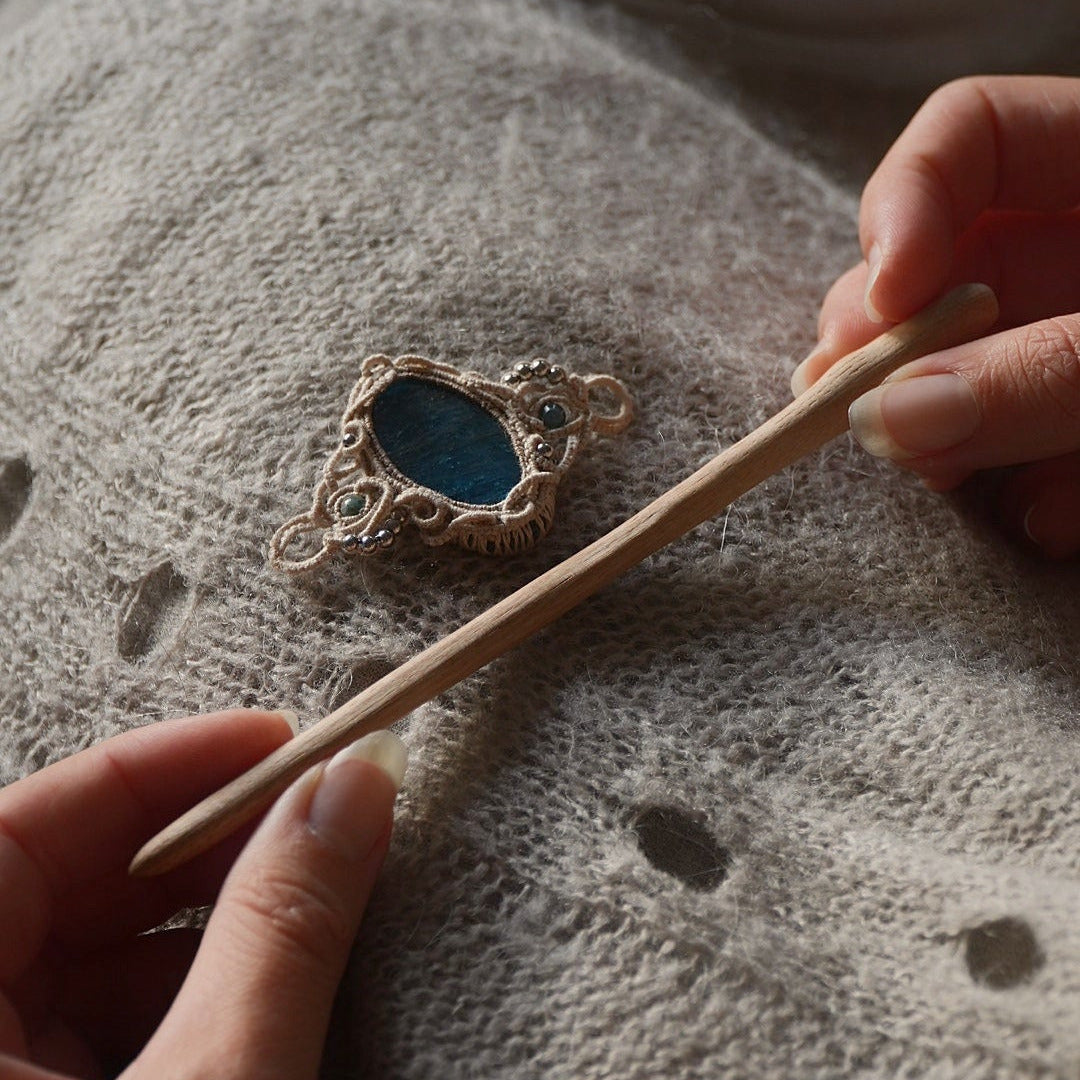 Vue du pic en bois artisanal et de l’ensemble de la broche