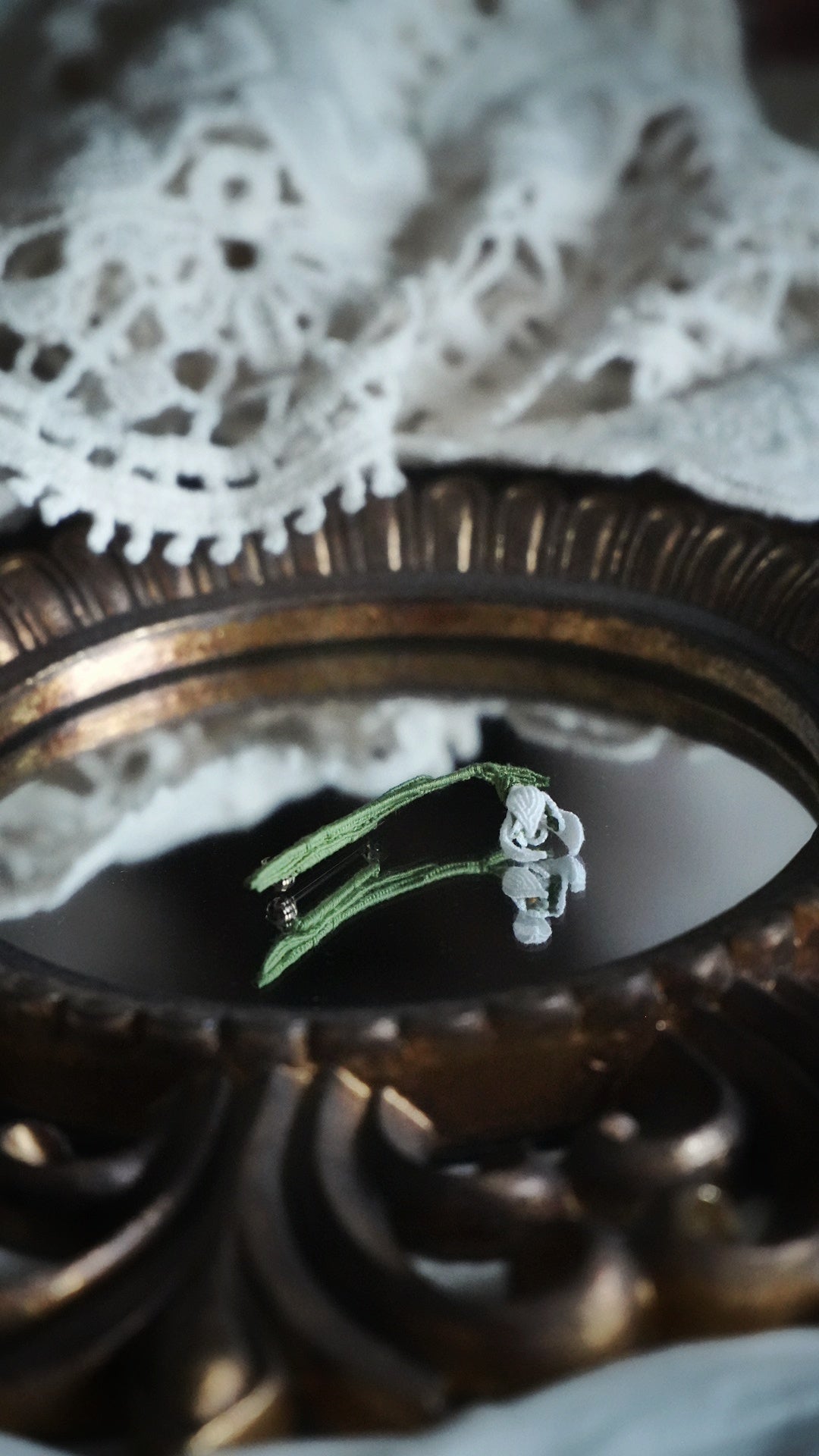 Broche perce-neige en micro macramé faite main Coton et Astrance