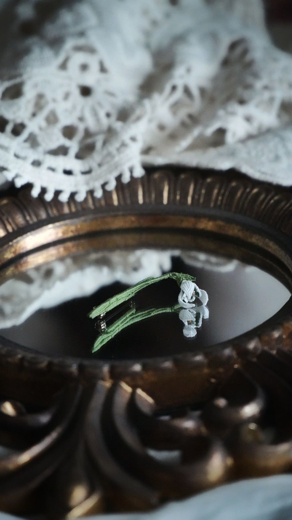 Broche perce-neige en micro macramé faite main Coton et Astrance