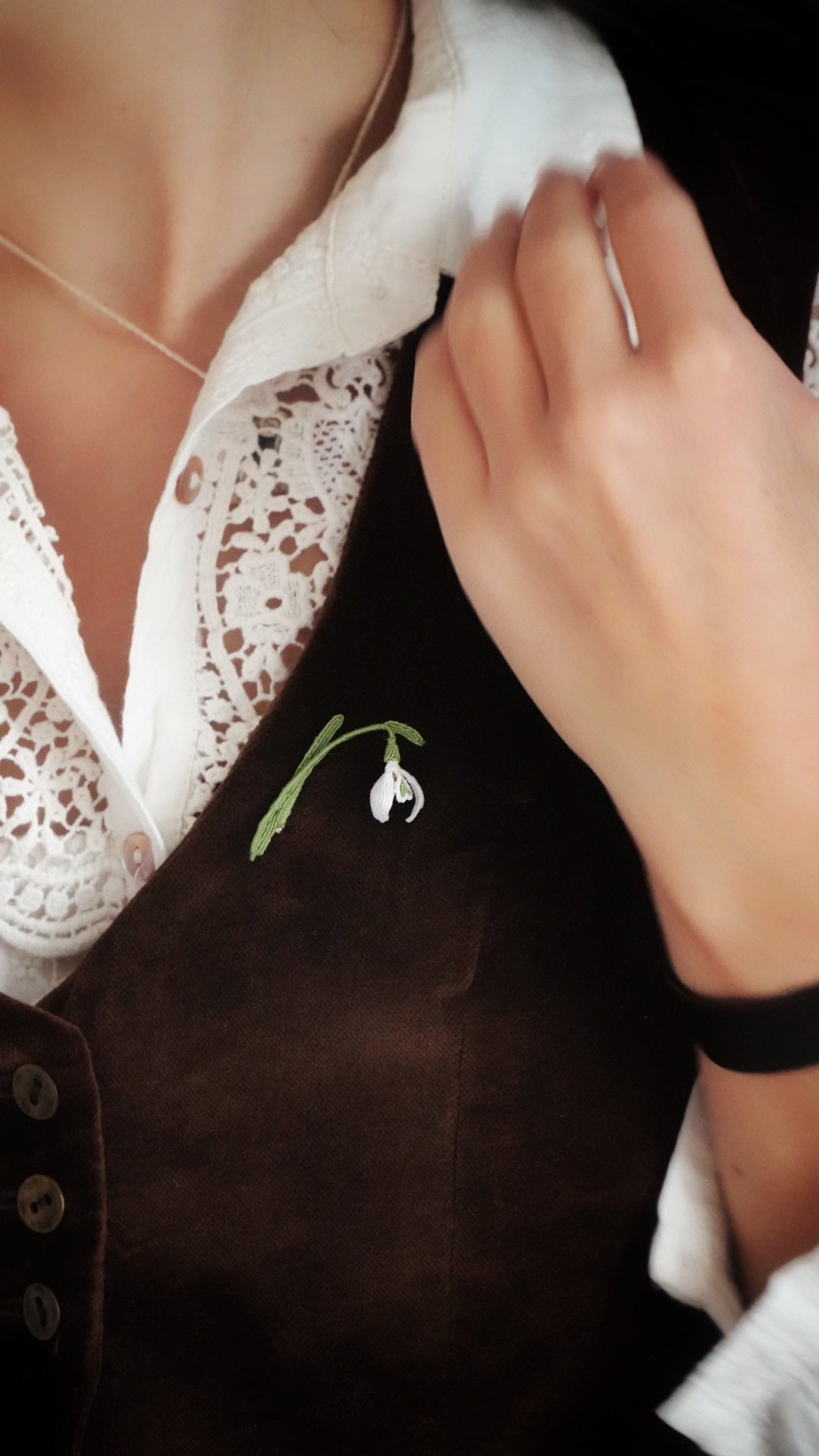 Broche perce-neige en micro macramé faite main Coton et Astrance