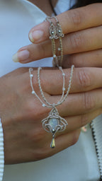 Pendentif nacre incrusté dans un tissage artisanal – Coton et Astrance