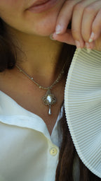 Pendentif nacre incrusté dans un tissage artisanal – Coton et Astrance