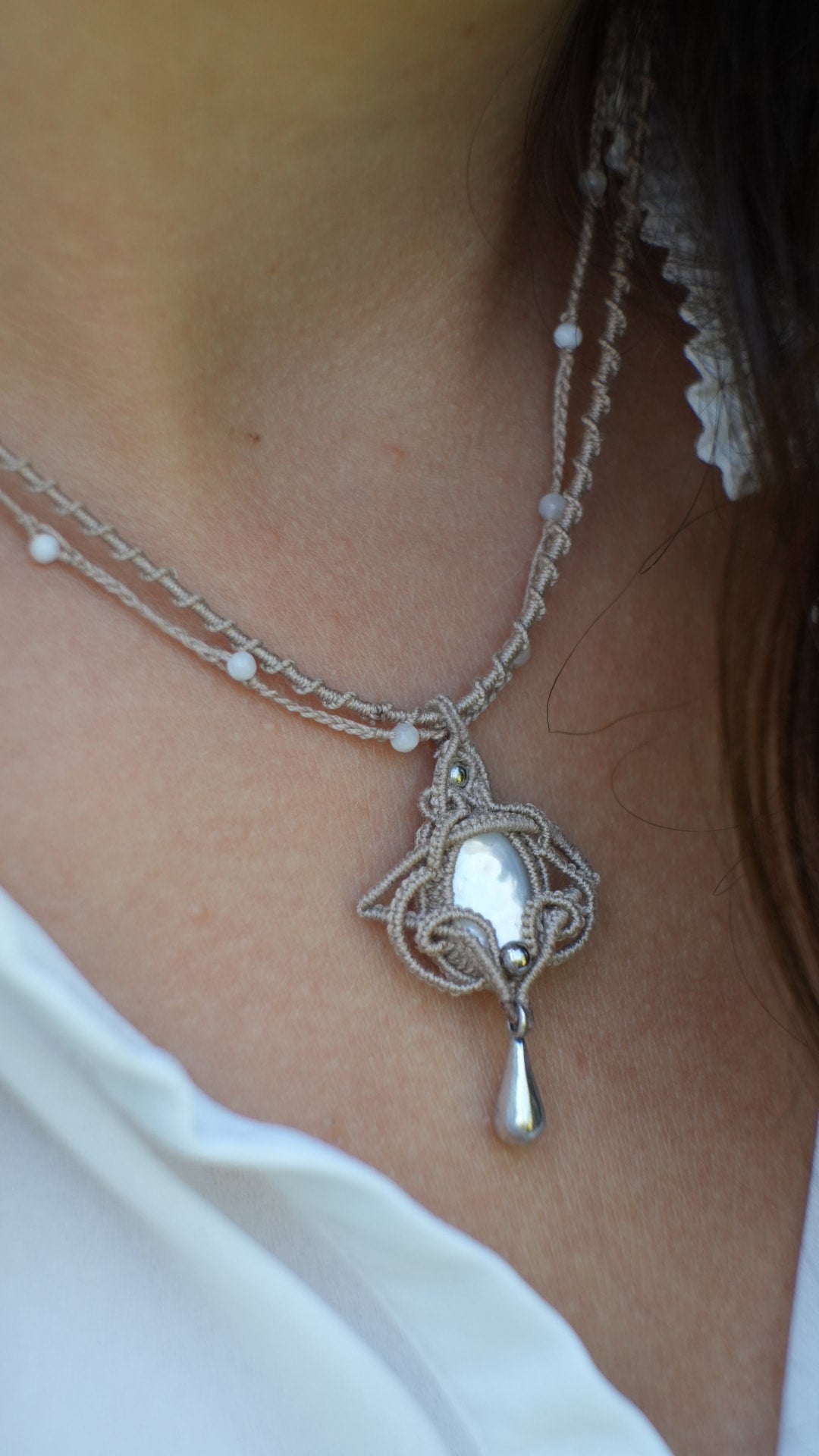 Collier Art nouveau en micro macramé avec nacre blanche – Coton et Astrance