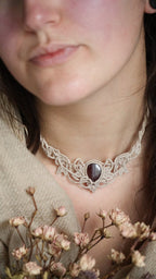 Détail micro macramé feuilles et arabesques – Coton et Astrance