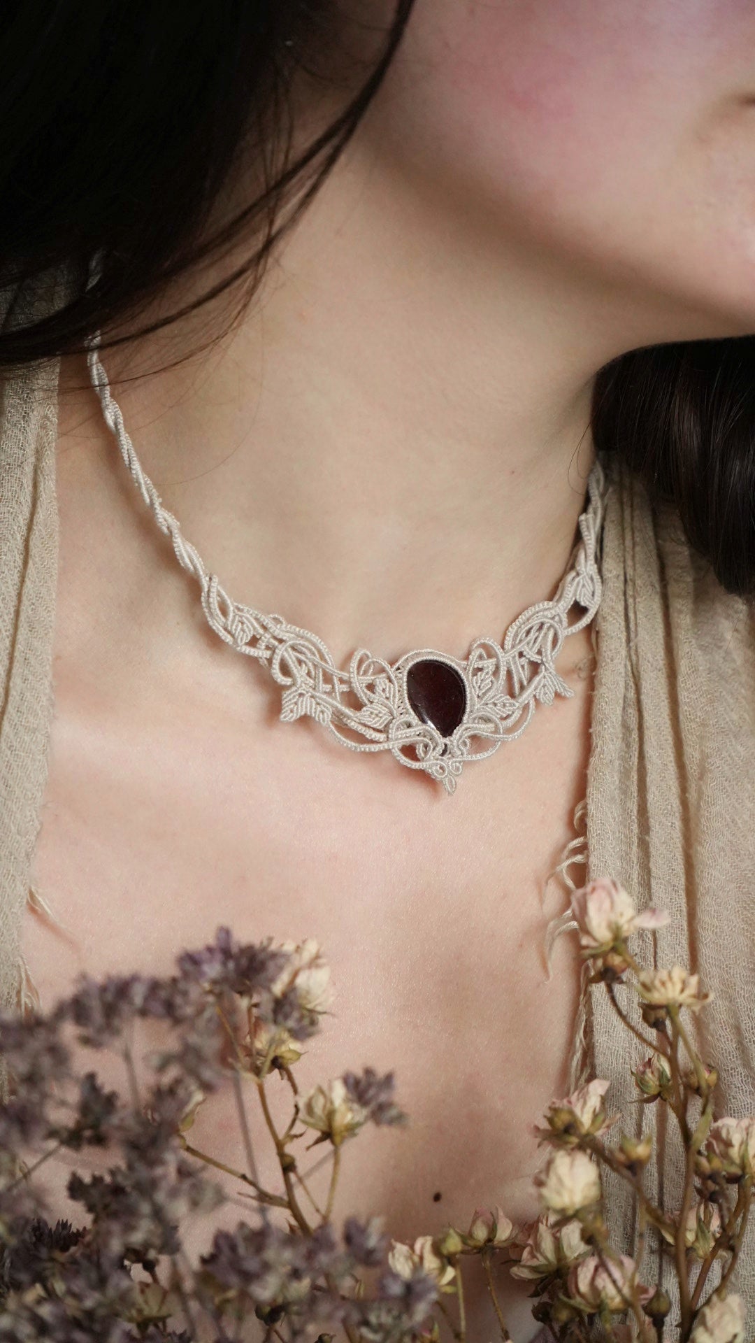 Bijou talisman en grenat rouge foncé fait main – Coton et Astrance