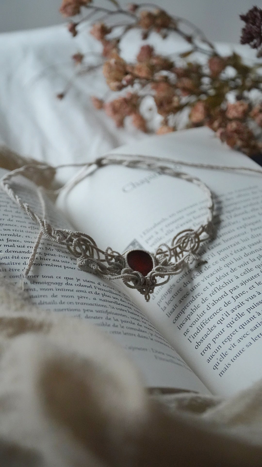 •	Collier elfique Art Nouveau en micro macramé et grenat hessonite – Coton et Astrance