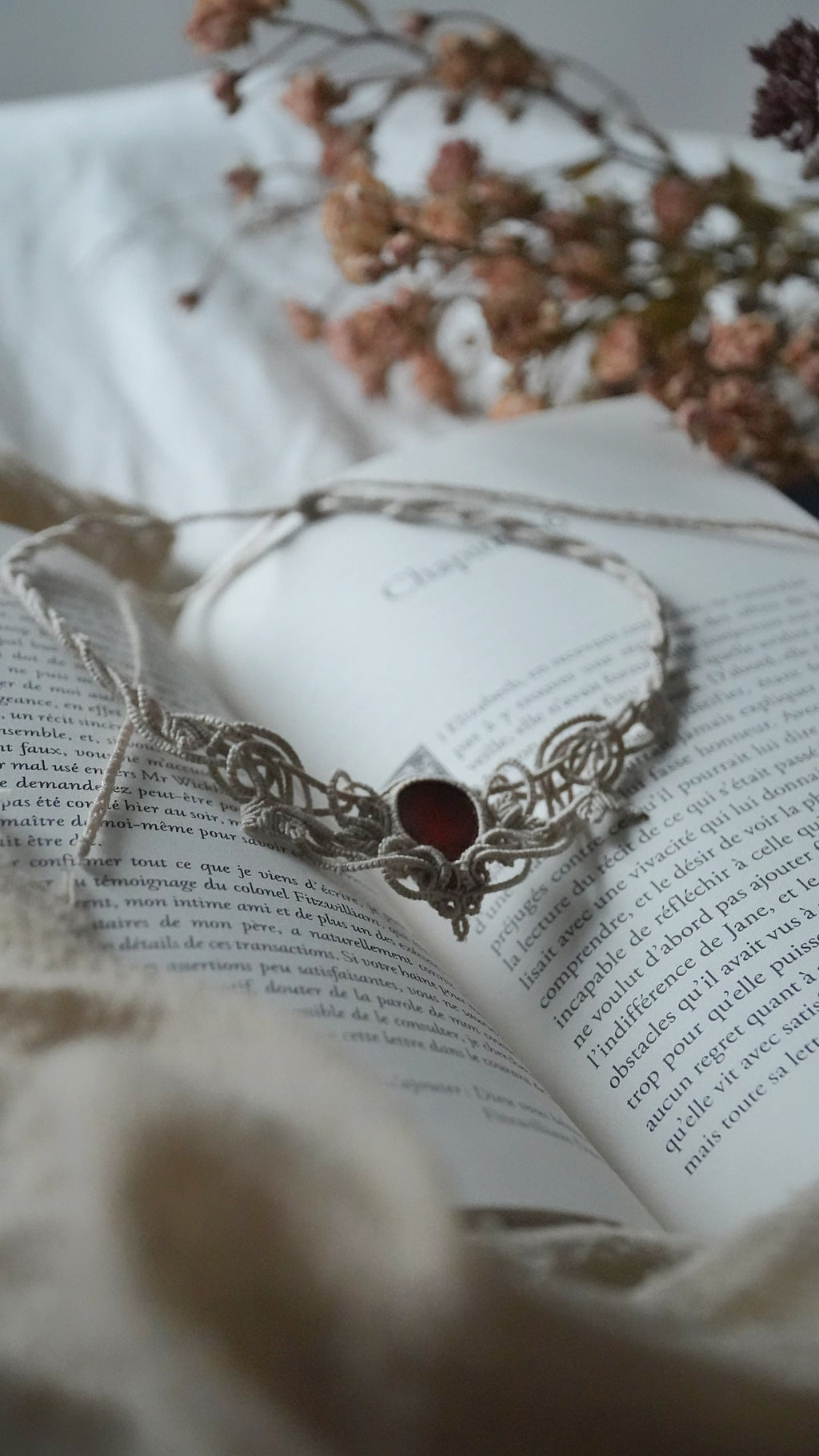 •	Collier elfique Art Nouveau en micro macramé et grenat hessonite – Coton et Astrance