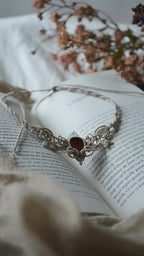 •	Collier elfique Art Nouveau en micro macramé et grenat hessonite – Coton et Astrance