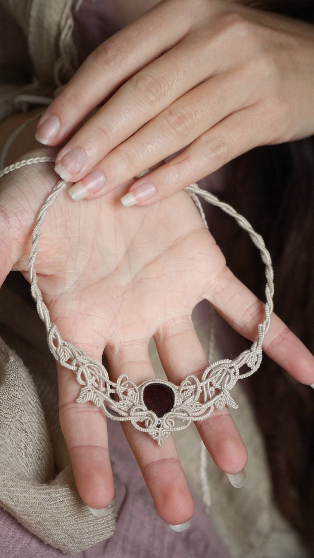 Collier elfique Art Nouveau en micro macramé et grenat hessonite – Coton et Astrance