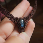 Collier fin en V micro macramé marron avec labradorite et grenats - Coton et Astrance