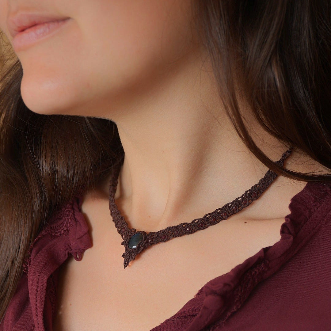 Collier fin en V micro macramé marron avec labradorite et grenats - Coton et Astrance