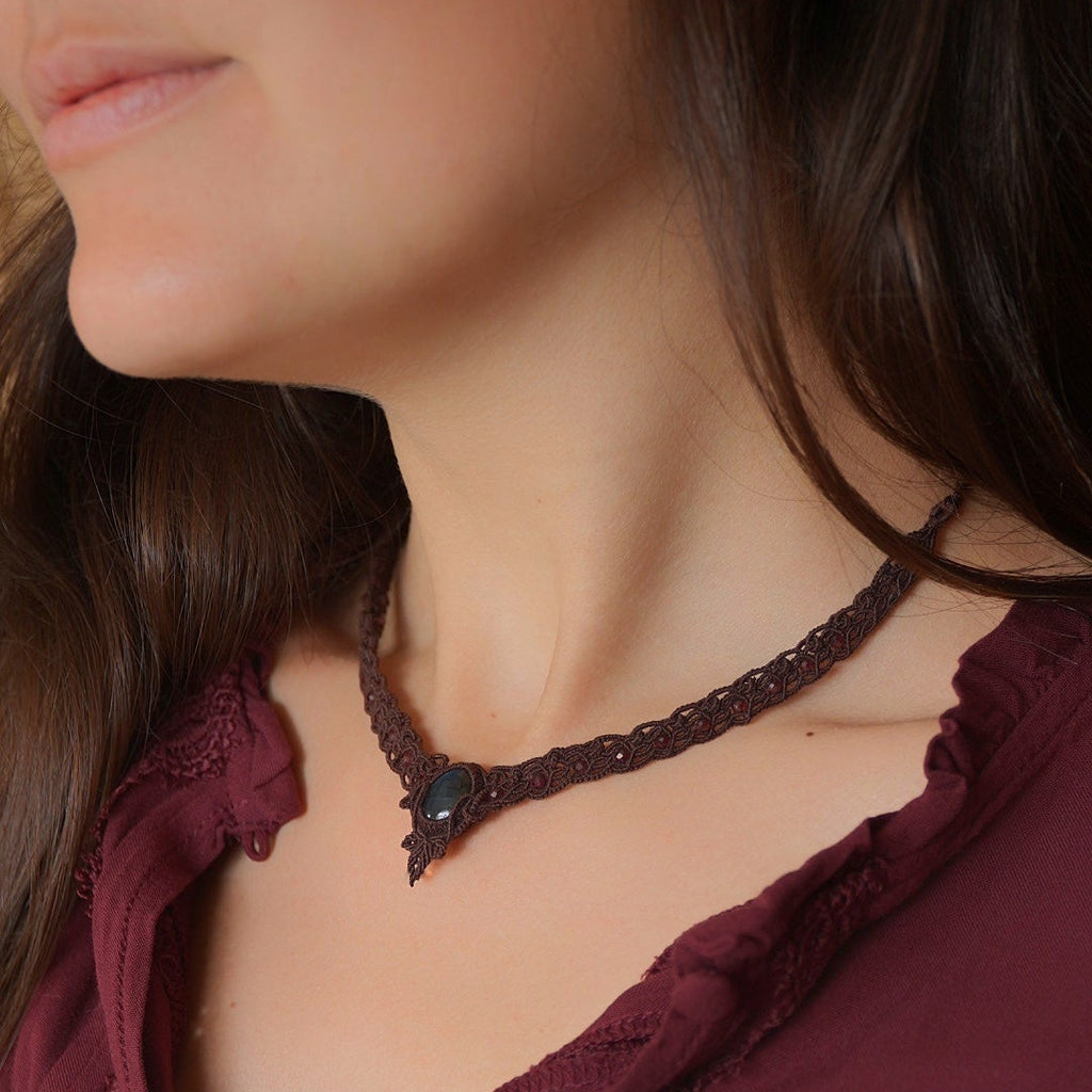 Collier fin en V micro macramé marron avec labradorite et grenats - Coton et Astrance