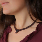 Collier fin en V micro macramé marron avec labradorite et grenats - Coton et Astrance