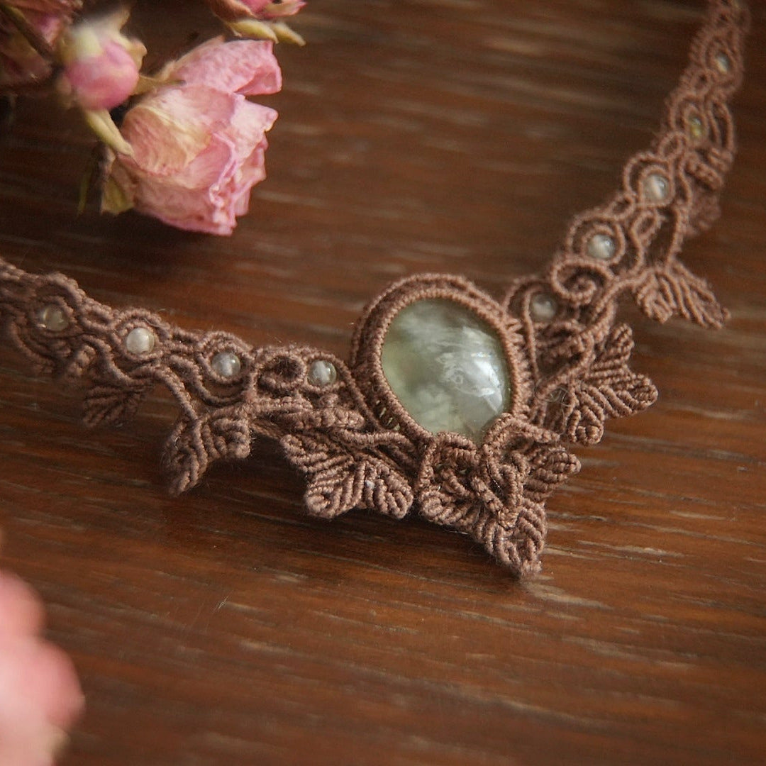 Détail feuilles tissées & perles préhnite gouttes rosée - Coton et Astrance