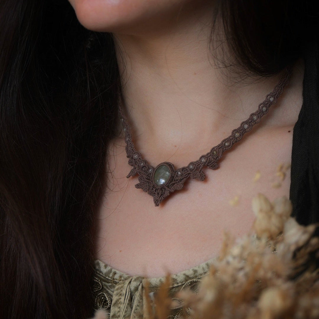 Collier elfique marron clair feuille avec préhnite verte