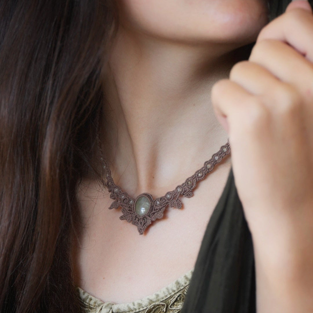 Collier elfique marron clair feuille avec préhnite verte - Coton et Astrance