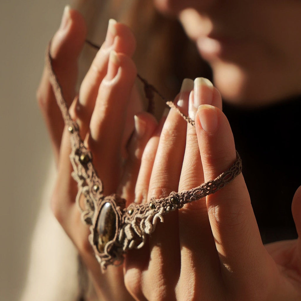 Bijou celtique artisanal en coton et laiton bronze - Coton et Astrance