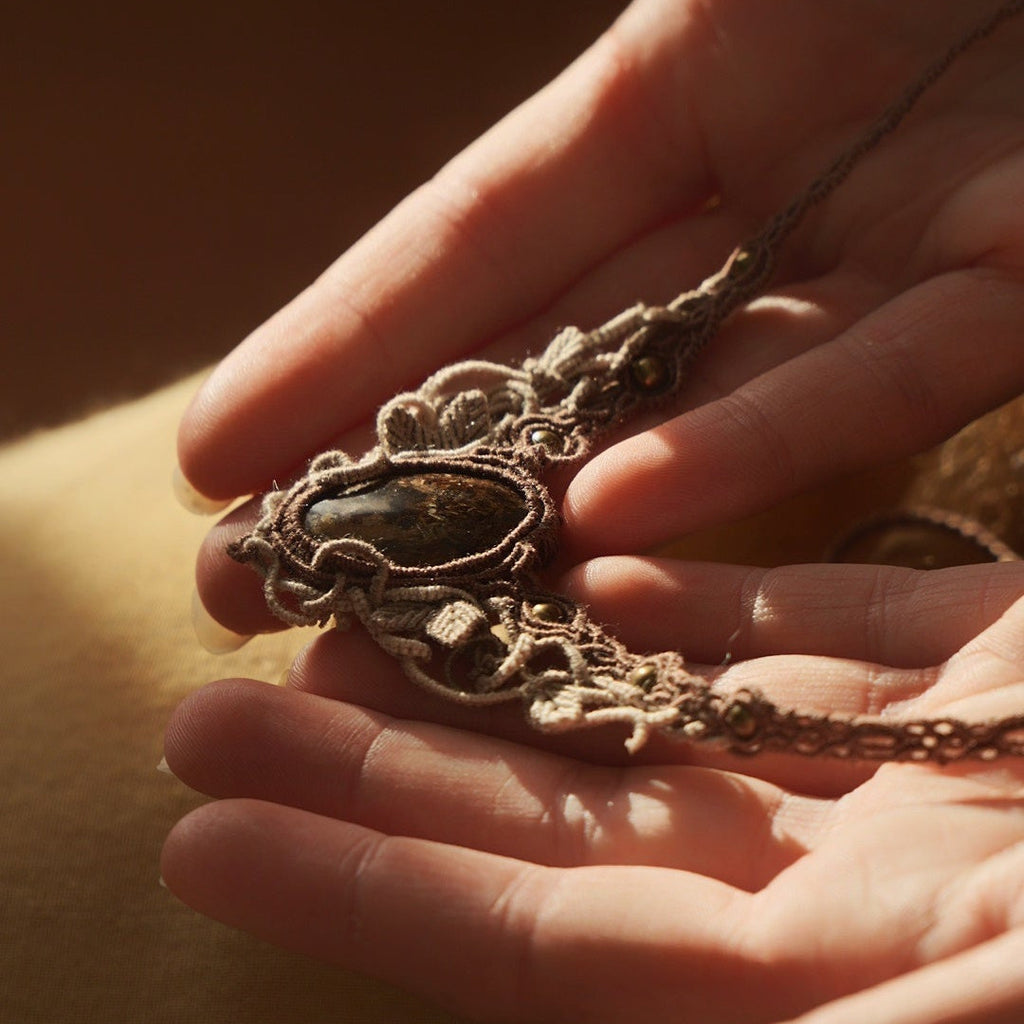 Bijou celtique artisanal en coton et laiton bronze - Coton et Astrance