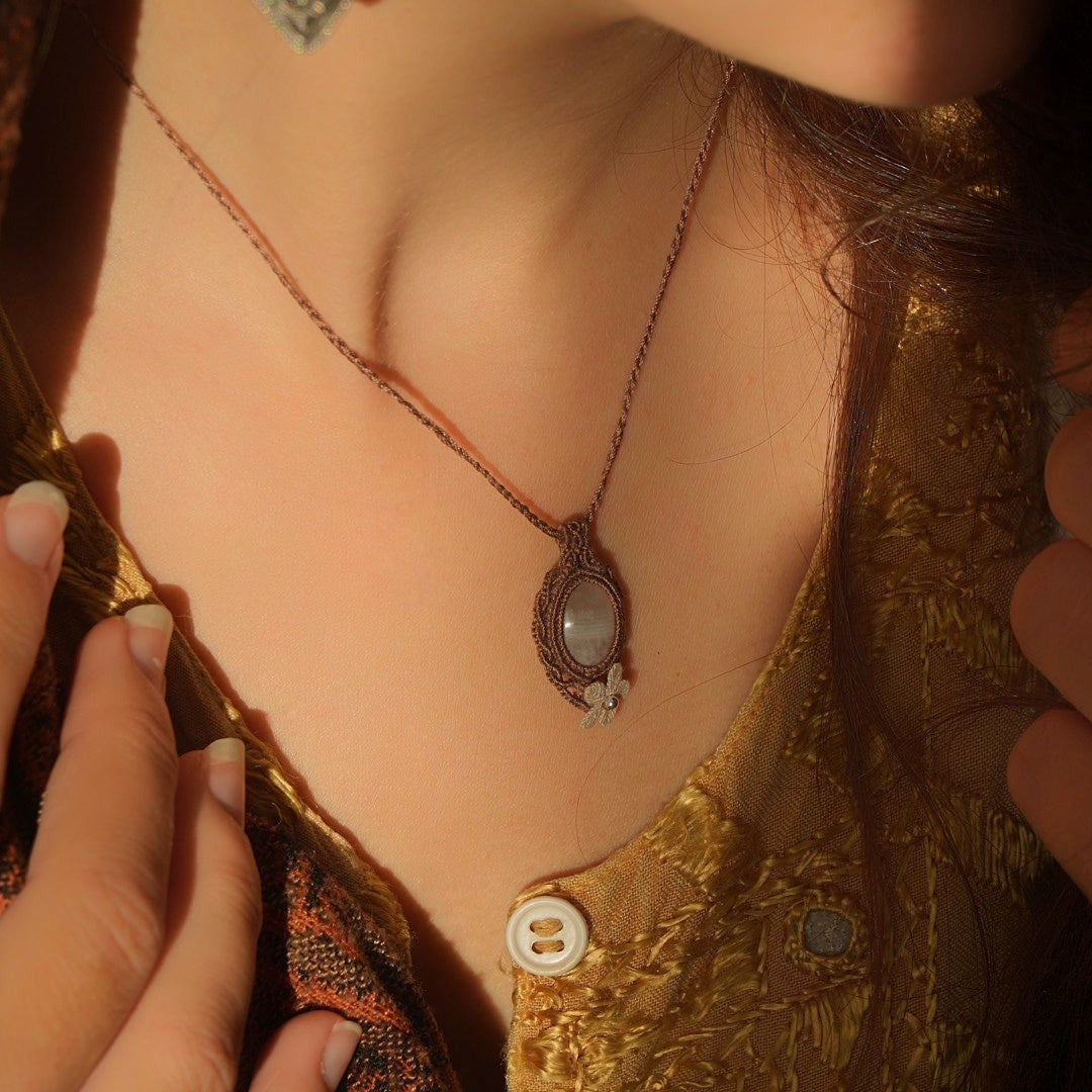 Détail tissage micro macramé et pierre de lune - Coton et Astrance