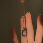 Pendentif celtique fait main avec fleur écrue et perle argentée - Coton et Astrance