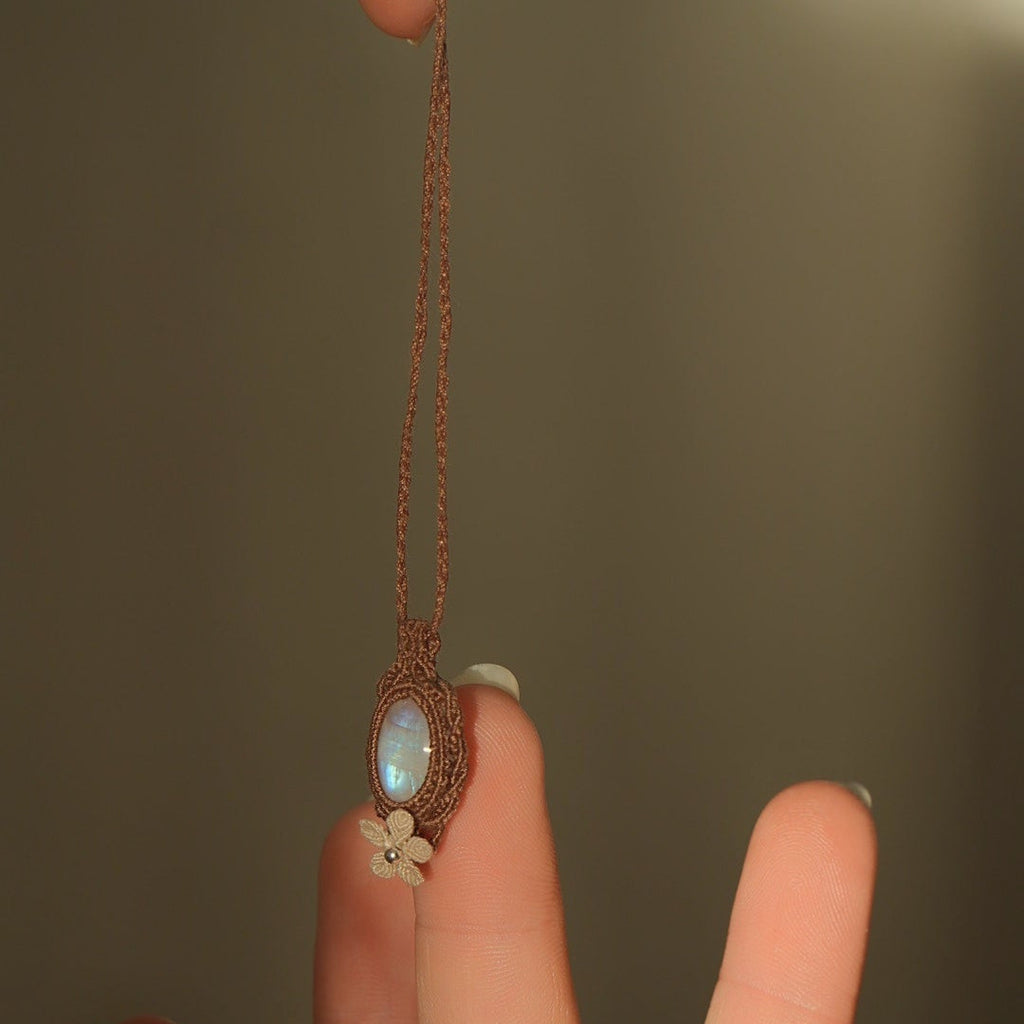 Pendentif celtique fait main avec fleur écrue et perle argentée - Coton et Astrance
