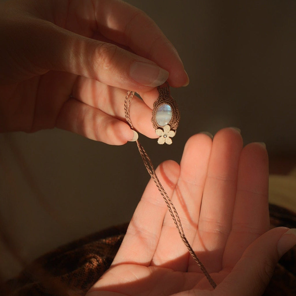 Pendentif celtique fait main avec fleur écrue et perle argentée - Coton et Astrance