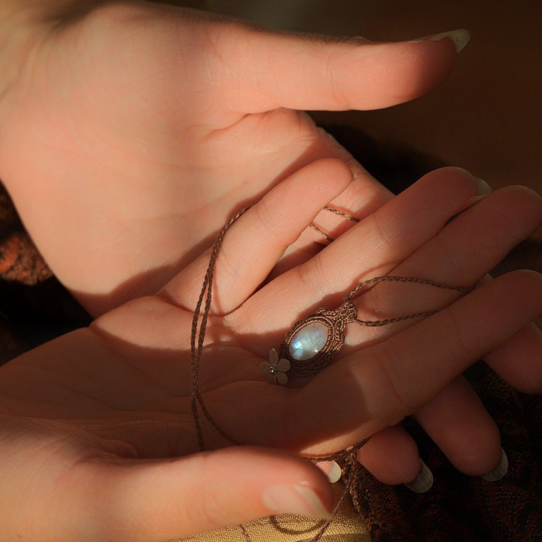 Collier elfique en micro macramé marron clair avec labradorite blanche - Coton et Astrance