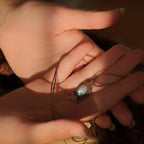 Collier elfique en micro macramé marron clair avec labradorite blanche - Coton et Astrance