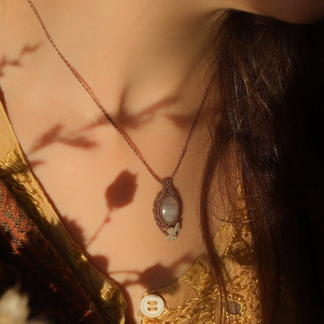 Collier elfique en micro macramé marron clair avec labradorite blanche - Coton et Astrance