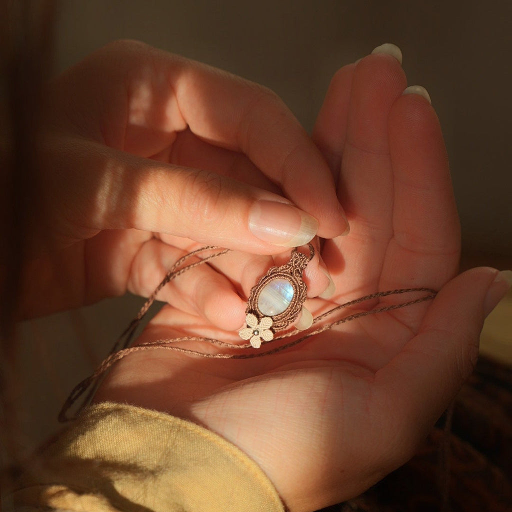 Collier elfique en micro macramé marron clair avec labradorite blanche - Coton et Astrance