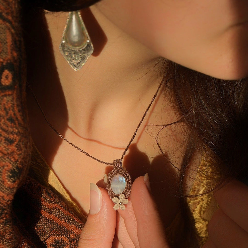 Pendentif celtique fait main avec fleur écrue et perle argentée - Coton et Astrance