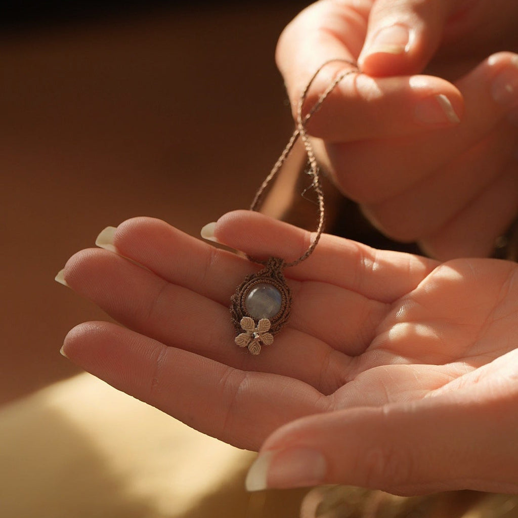 Pendentif celtique fait main avec fleur écrue et perle argentée - Coton et Astrance