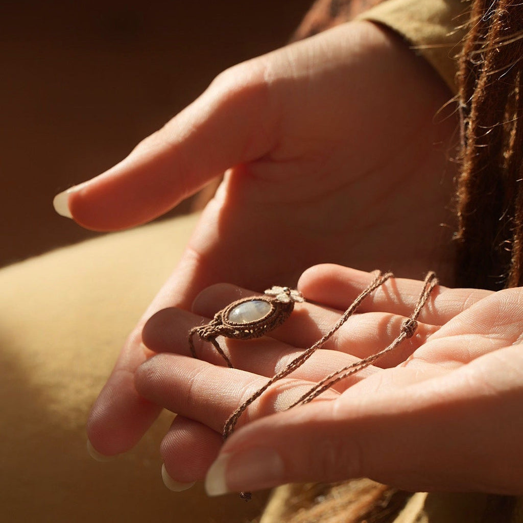 Détail tissage micro macramé et pierre de lune - Coton et Astrance