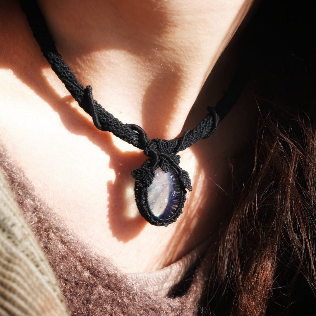 Collier elfique sombre avec pierre naturelle vert d’eau, coton et astrance