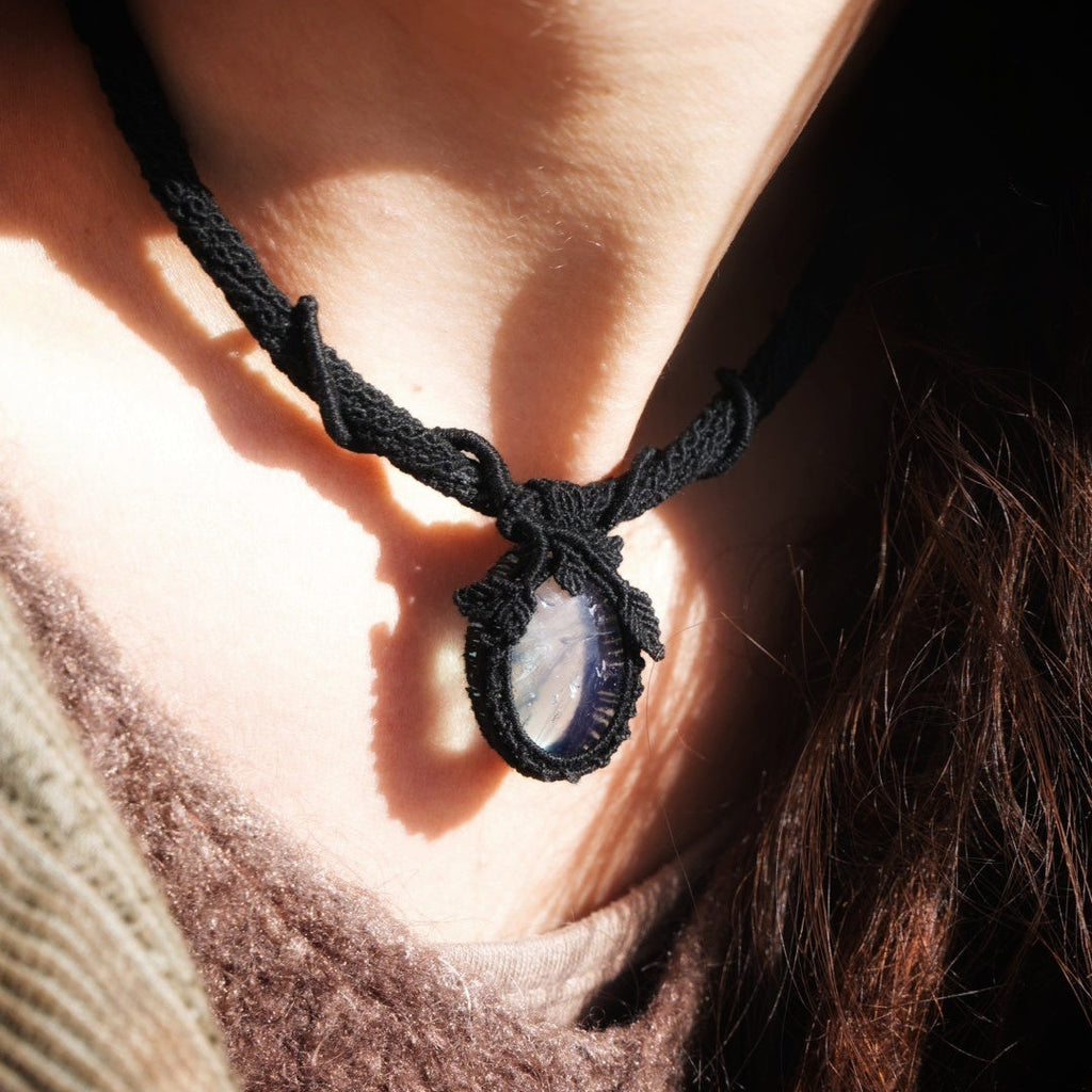 Collier elfique sombre avec pierre naturelle vert d’eau, coton et astrance
